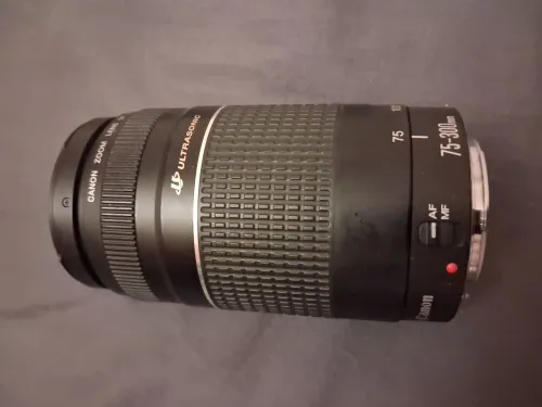 كاميرا كانون 600D نقية مع 2 باتري و شارجور اورجينال و اوبجكتيف 75-300mm