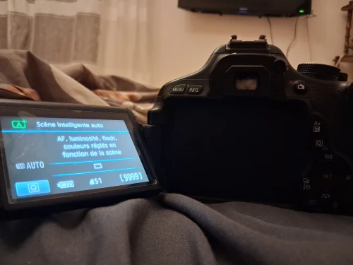 كاميرا كانون 600D نقية مع 2 باتري و شارجور اورجينال و اوبجكتيف 75-300mm