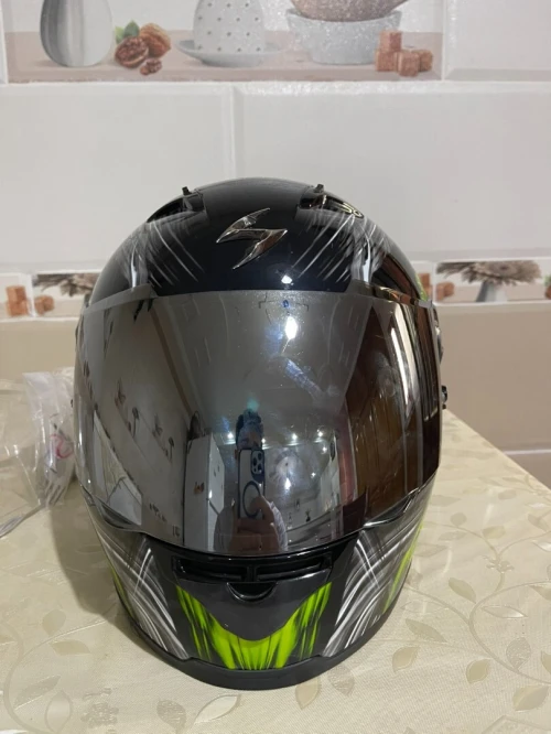 Casque de moto  la marque scorpion exo la taille S  habet kaba