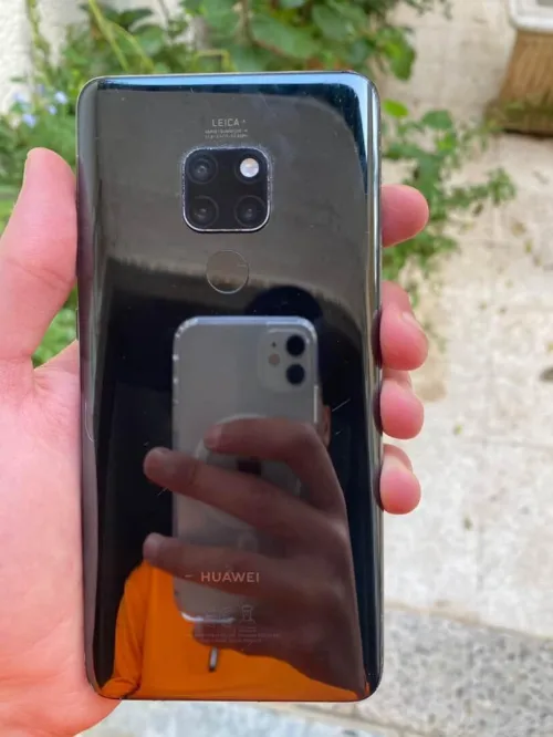 Huawei mate 20 4/128 duos marche bien et bon état sauf la fichure kima rahi mais tmchi nrml Huawei mate 20