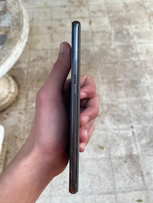 Huawei mate 20 4/128 duos marche bien et bon état sauf la fichure kima rahi mais tmchi nrml Huawei mate 20
