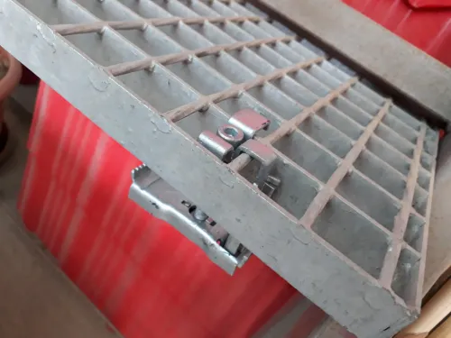 SYSTEMES DE FIXATION DES CAILLEBOTIS |AGRAFES FIXATION CAILLEBOTIS |ATTACHE CAILLEBOTIS