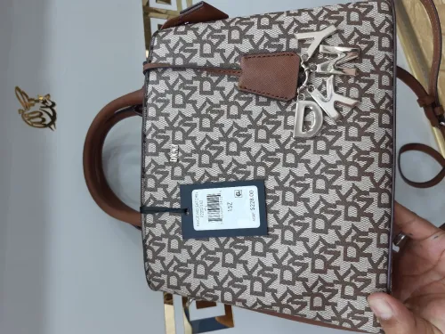 للبيع حقيبة DKNY Paige Medium Satchel  أصلية100% ، جديدة لم تُستعمل