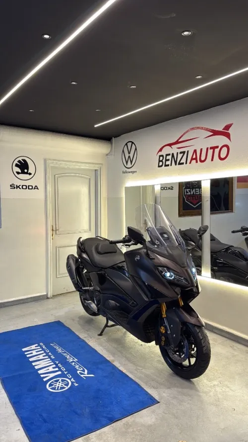 Yamaha T max 2025