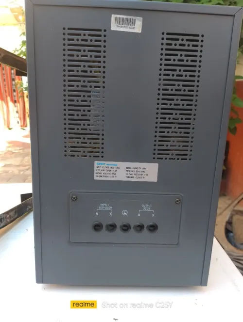Vendre stabilisateur de tension marque CHINT capacité 7kVA avec support.