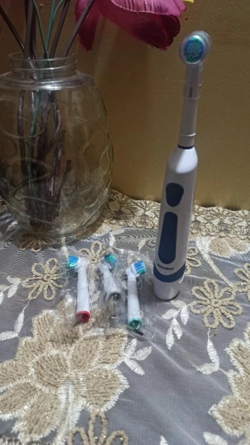 brosse à dents électrique avec trios têtes