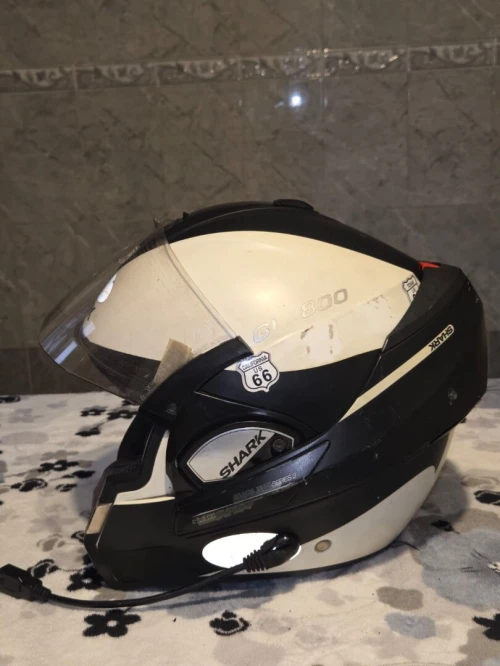 Vend casque noir et blanc SHARK TAILLE XL