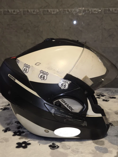 Vend casque noir et blanc SHARK TAILLE XL