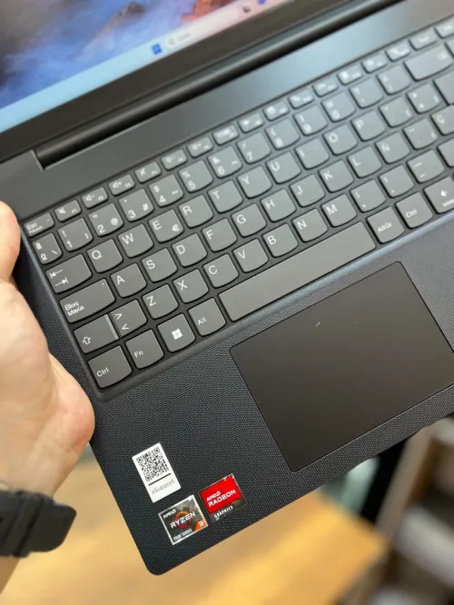 Lenovo V15 - Ryzen 3 7320U - 8Go - 256Go - AMD 680M Graphics