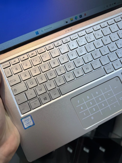 Asus ZenBook 13 FHD IPS - i7 8550U - 16Go Ram - 512Go SSD - Intel UHD Graphics