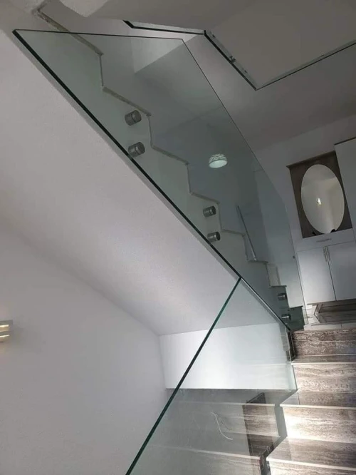 Garde corps et rampe d'escalier en verre 