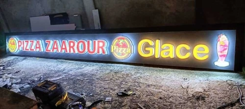 Plaques publicitaires et panneaux lumineux (اللوحات الإعلانية واللوحات المضيئة)