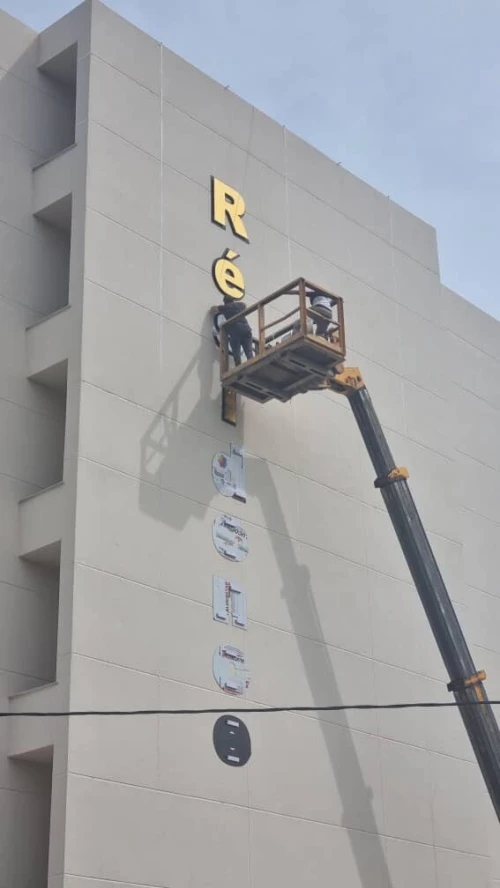 Plaques publicitaires et panneaux lumineux (اللوحات الإعلانية واللوحات المضيئة)
