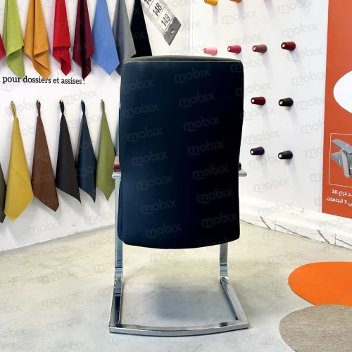 Chaise visiteur AKAR accoudoirs bois exécutif couleur noir de la marque mobix dz