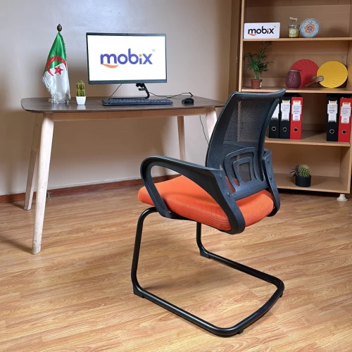 Chaise visiteur filet couleur orange et dos noir ergonomique de la marque MOBIX-DZ