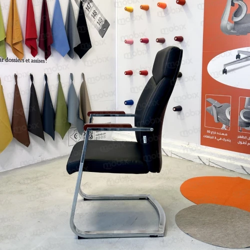 Chaise visiteur AKAR accoudoirs bois exécutif couleur noir de la marque mobix dz