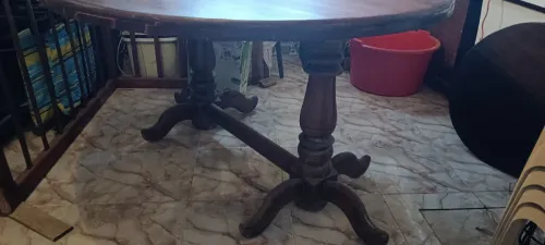 Table ronde en Bois Rouge 1,46m avec un plateau tournant