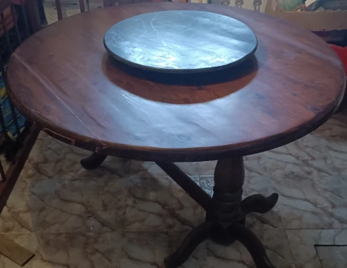 Table ronde en Bois Rouge 1,46m avec un plateau tournant