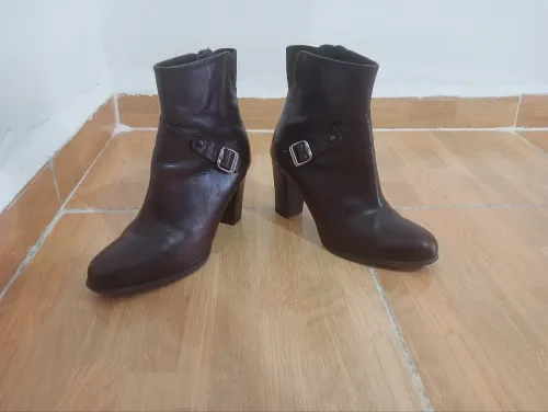 À vendre Bottes noires (Pointure 37)   Bottes marron (Pointure 38)