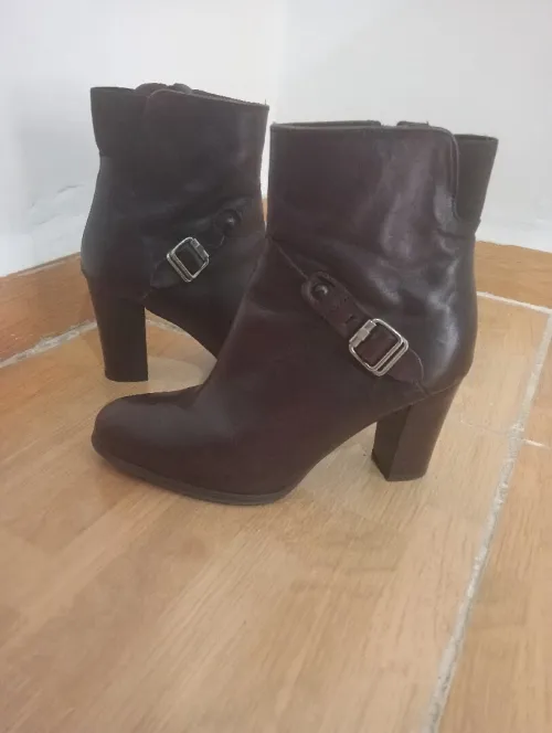 À vendre Bottes noires (Pointure 37)   Bottes marron (Pointure 38)