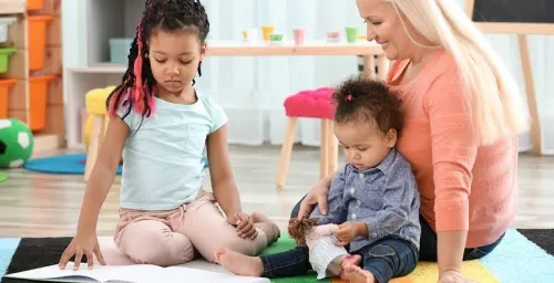 Nourrice à votre domicile; nounou ;garde d'enfants ;baby-sitter ;auxiliaire de vie ; nourssing 