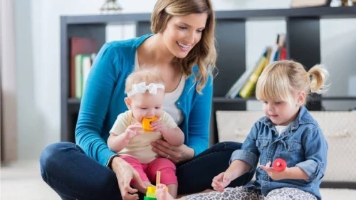 Nourrice à votre domicile; nounou ;garde d'enfants ;baby-sitter ;auxiliaire de vie ; nourssing 