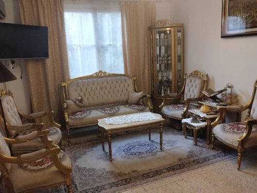 Salon Egyptien très bonne état(salon 7 places,commodes,une table en marbre, Salle à manger)