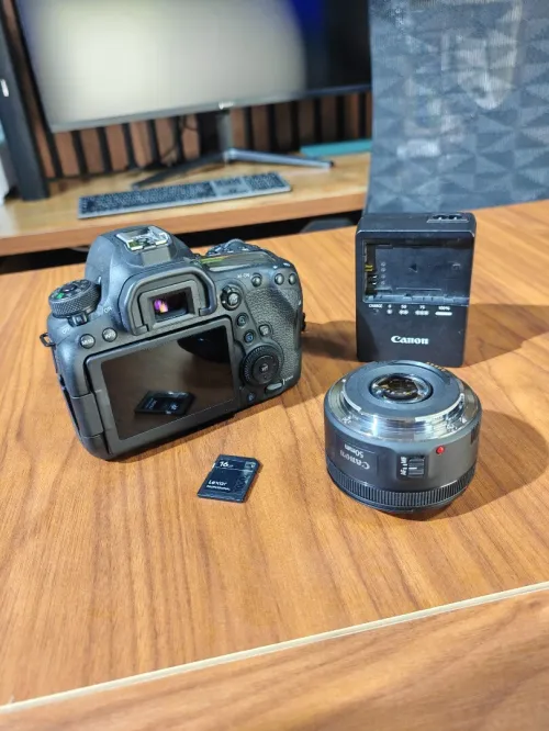 Canon 6D Mark II + Objectif EF 50MM F/1.8 STM