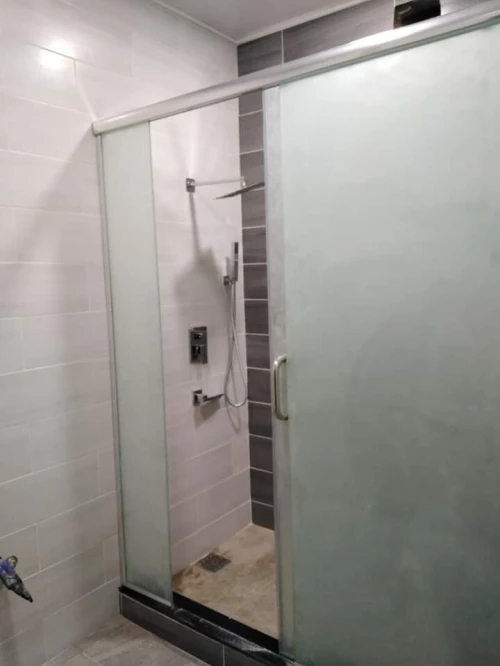 séparation salle de bain en verre 