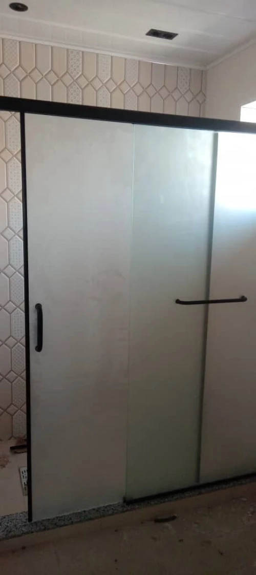 séparation salle de bain en verre 