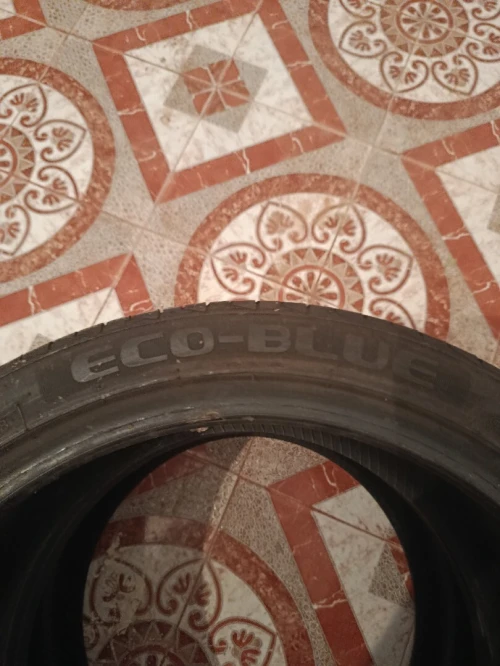 Vend 2 pneus 235/40/ ZR18 95VX