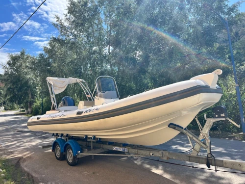 Bateau semi-rigide