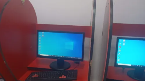 Lots des PC avec tables 