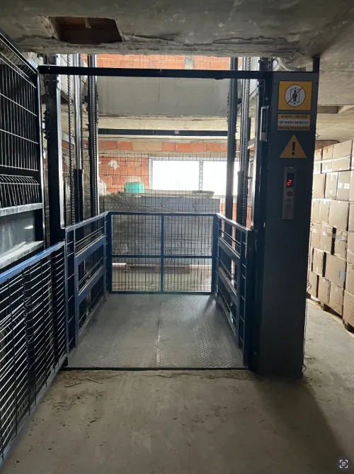 Montecharge marchandise hydraulique fabrication sur mesure - GRAVITY ALGERIE - interne ou externe