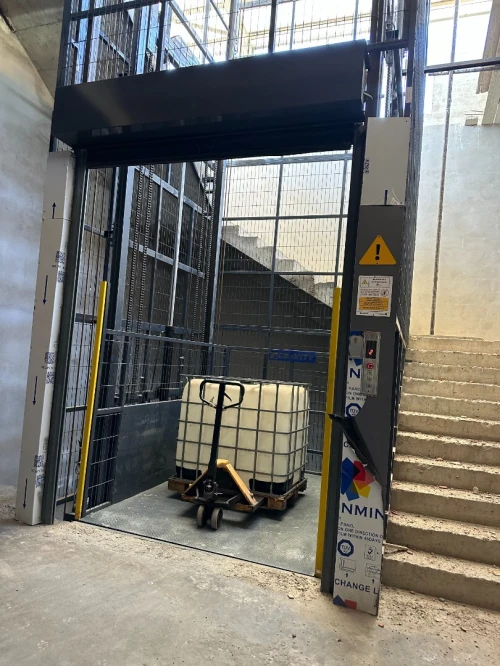 Monte charge marchandise hydraulique fabrication sur mesure - GRAVITY ALGERIE - Interne Ou Externe