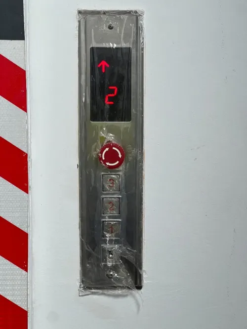 Monte charge à simple colonne hydraulique fabrication fur mesure - GRAVITY ALGERIE -