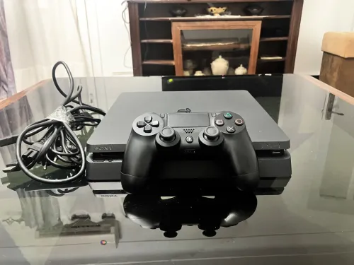 PS4 Slim , 1 tera , état ; 10/10 + Manette DualShock 4 V2 , Flasher, 5 Jeux