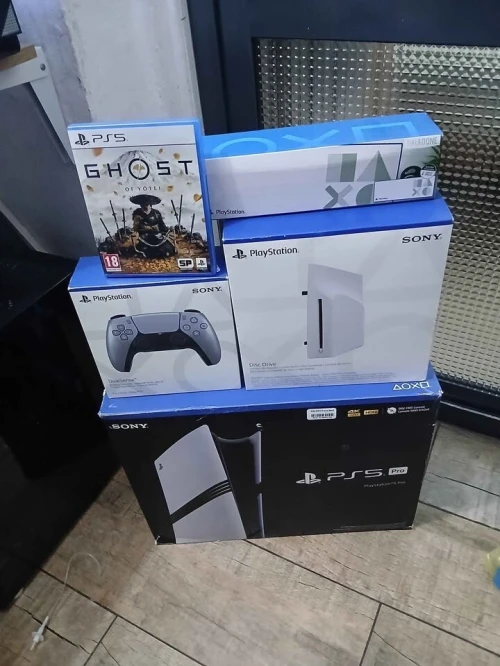 PS5 PRO + LECTEUR CD +  2EM MANETTE EDITION + 2 JEUX  USA MODEL