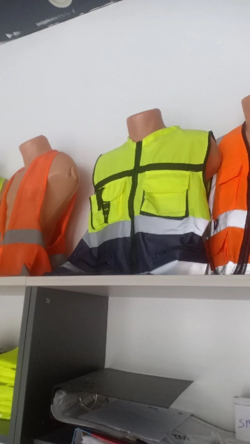 Polo, t-shirt, casquette, casque, lunettes, tenue de travail 