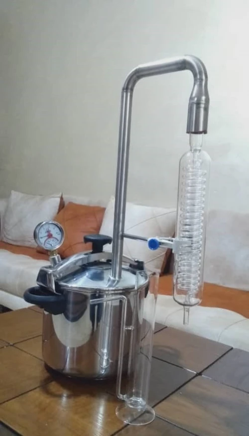 Distillation à Base De Plantes . قطارة الأعشاب والزيوت الأساسية