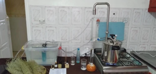 Distillation à Base De Plantes . قطارة الأعشاب والزيوت الأساسية
