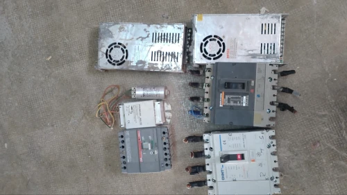 Des pièces et matériel électricité 