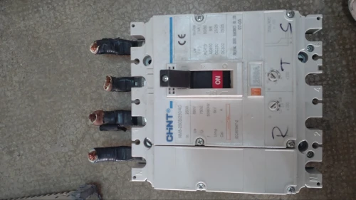 Des pièces et matériel électricité 