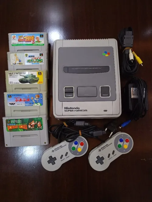 Nintendo Super Famicom avec 5 jeux