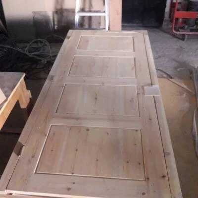 Porte en bois rouge pleine (neuf)