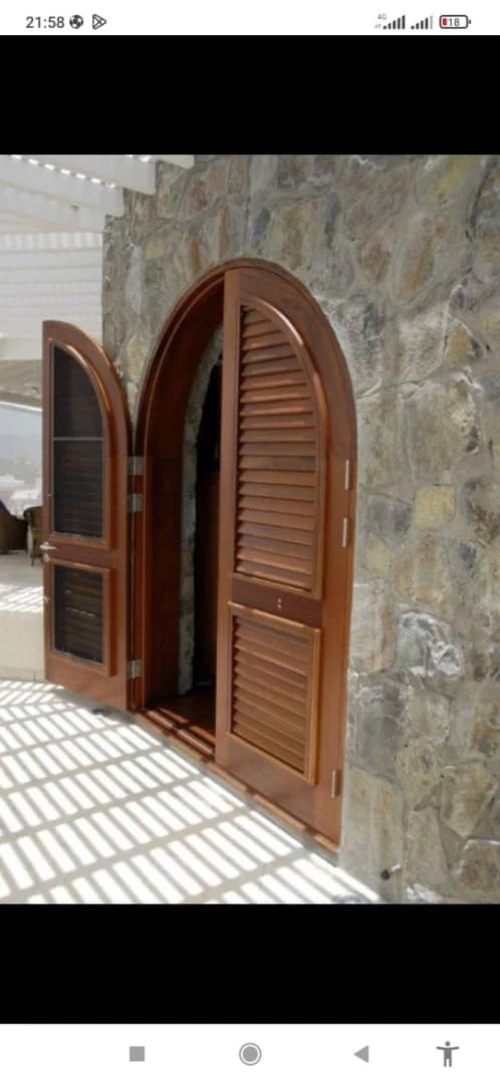 Porte entrée en bois massif 