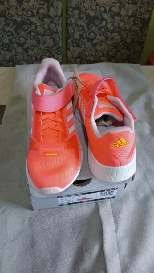Lot de 20 paires ADIDAS pour enfant .original a vendre en gros....