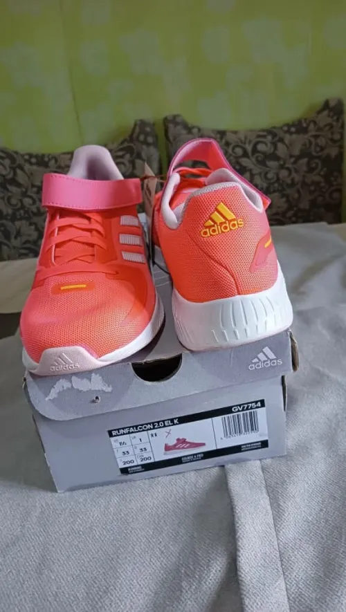 Lot de 20 paires ADIDAS pour enfant .original a vendre en gros....
