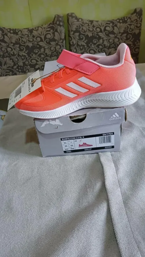 Lot de 20 paires ADIDAS pour enfant .original a vendre en gros....