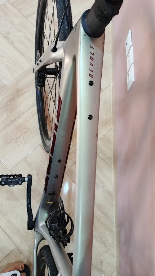 Vélo Carbone Gravel GIANT Revolt 2